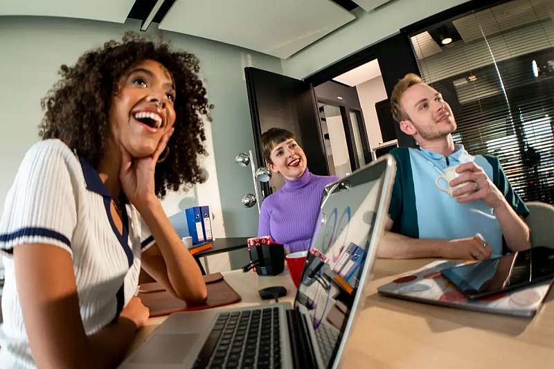 Barco ClickShare osoby w sali konferencyjnej