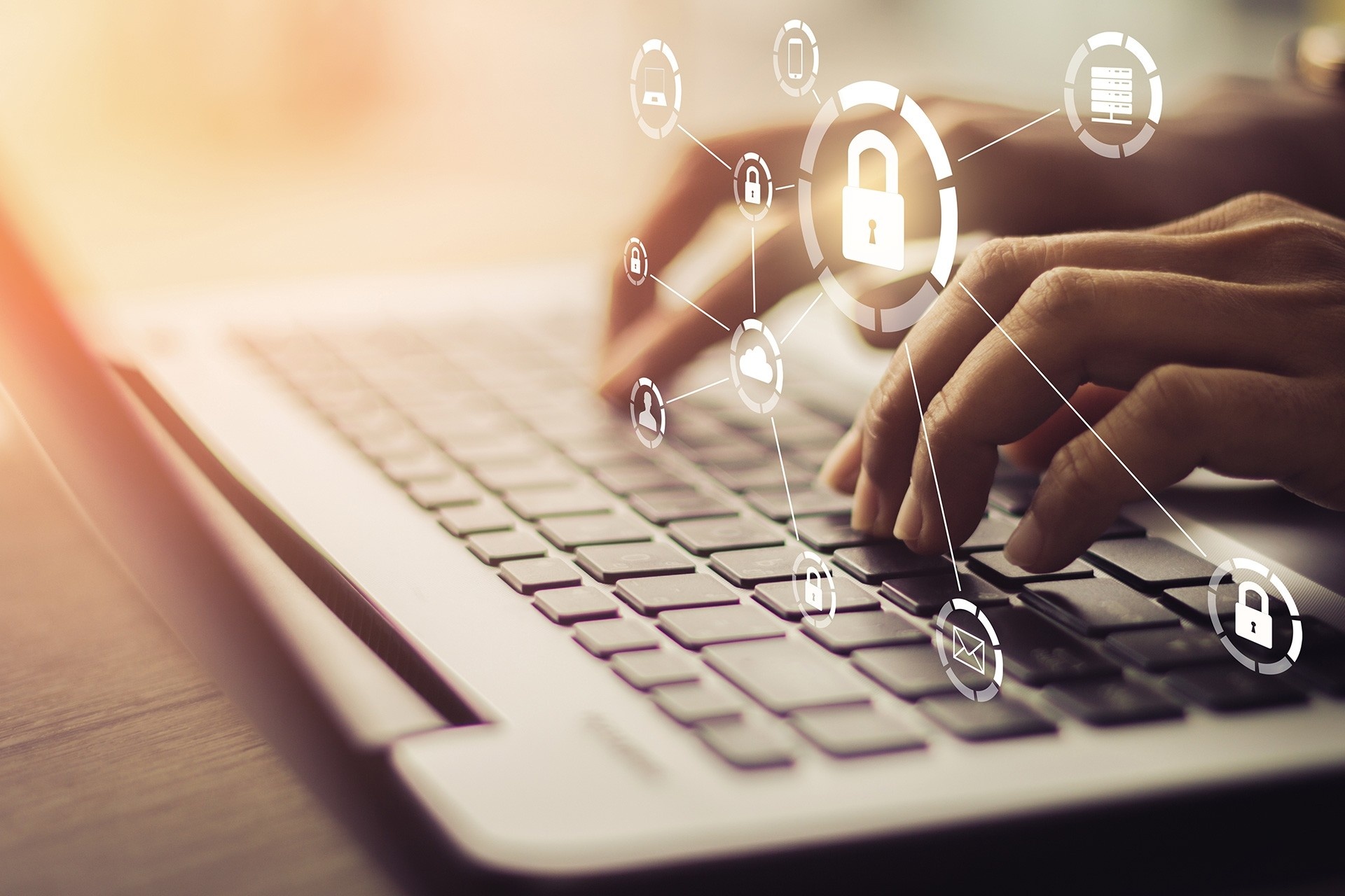 Ręce na klawiaturze