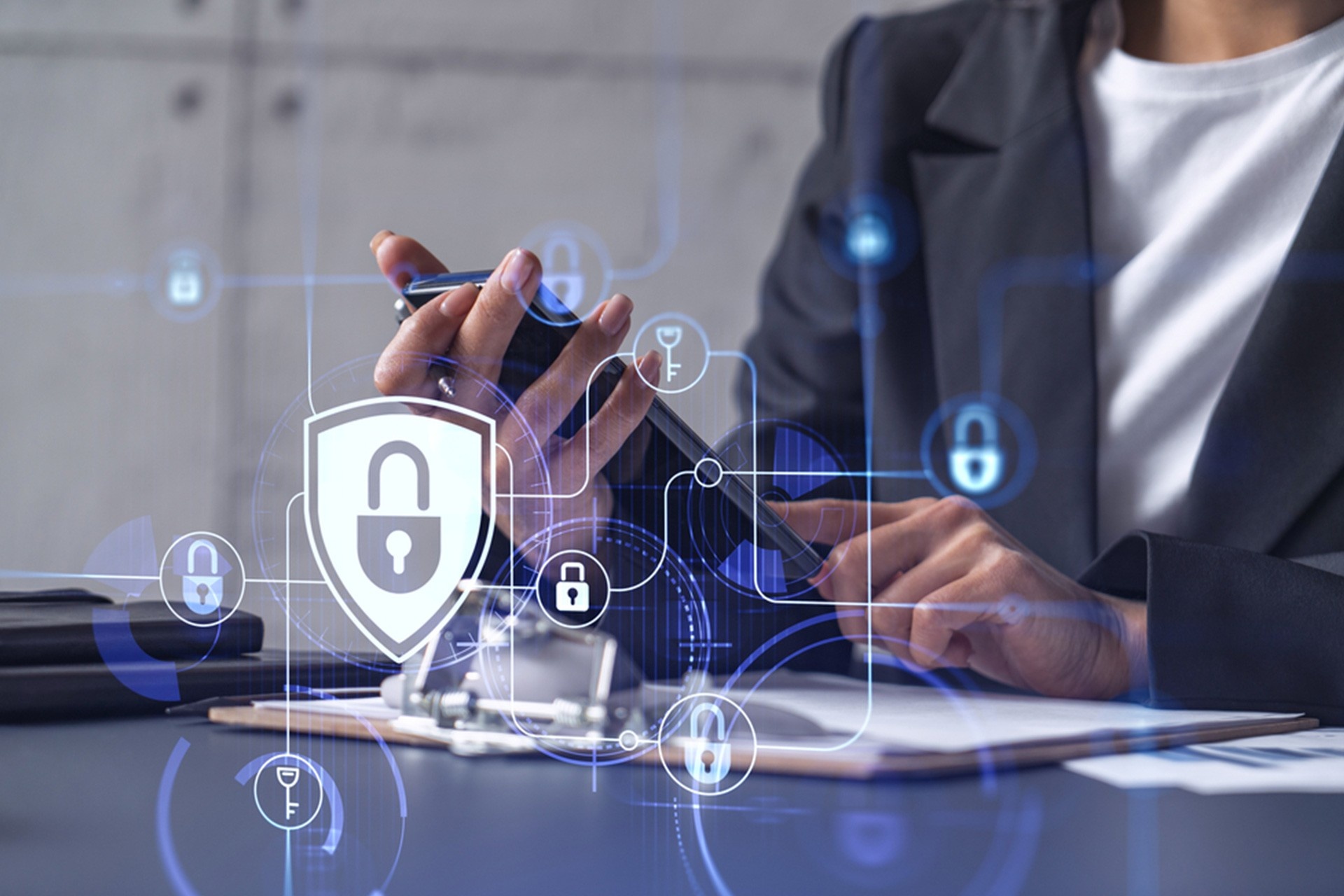 Kobieta w biurze ze smartfonem