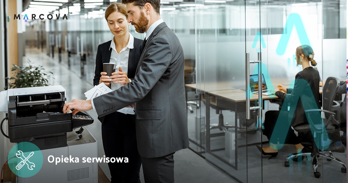 Osoby przy drukarce odbierają wydruk