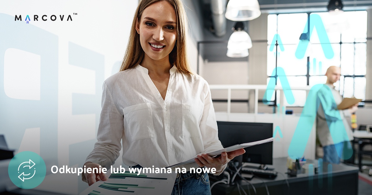 Kobieta w biurze z wydrukami w ręku