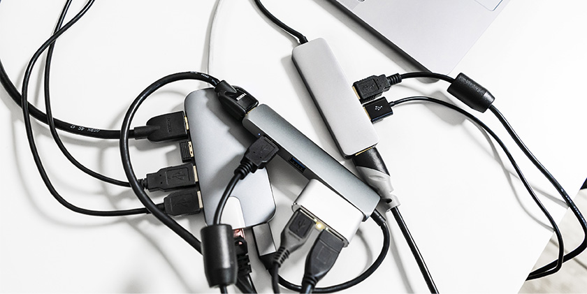 Plątanina kabli biurko