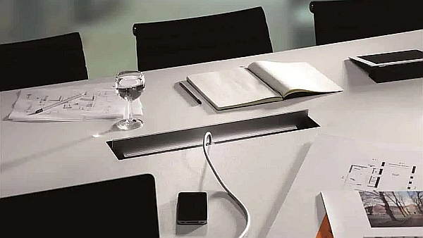 Blog miniatura Mediaporty stołowe w salach konferencyjnych - dyskretna wygoda i pełna funkcjonalność