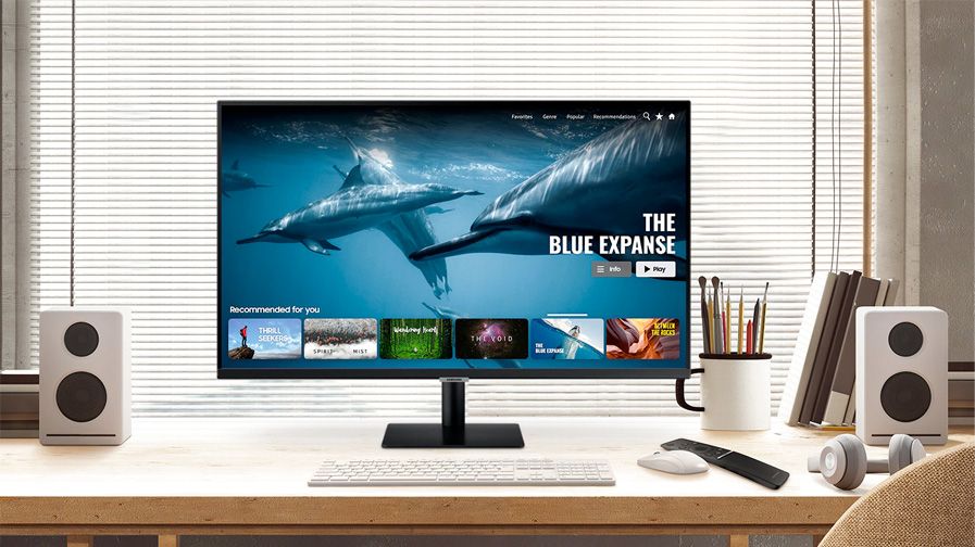 Monitor Samsung na biurku z głośnikami