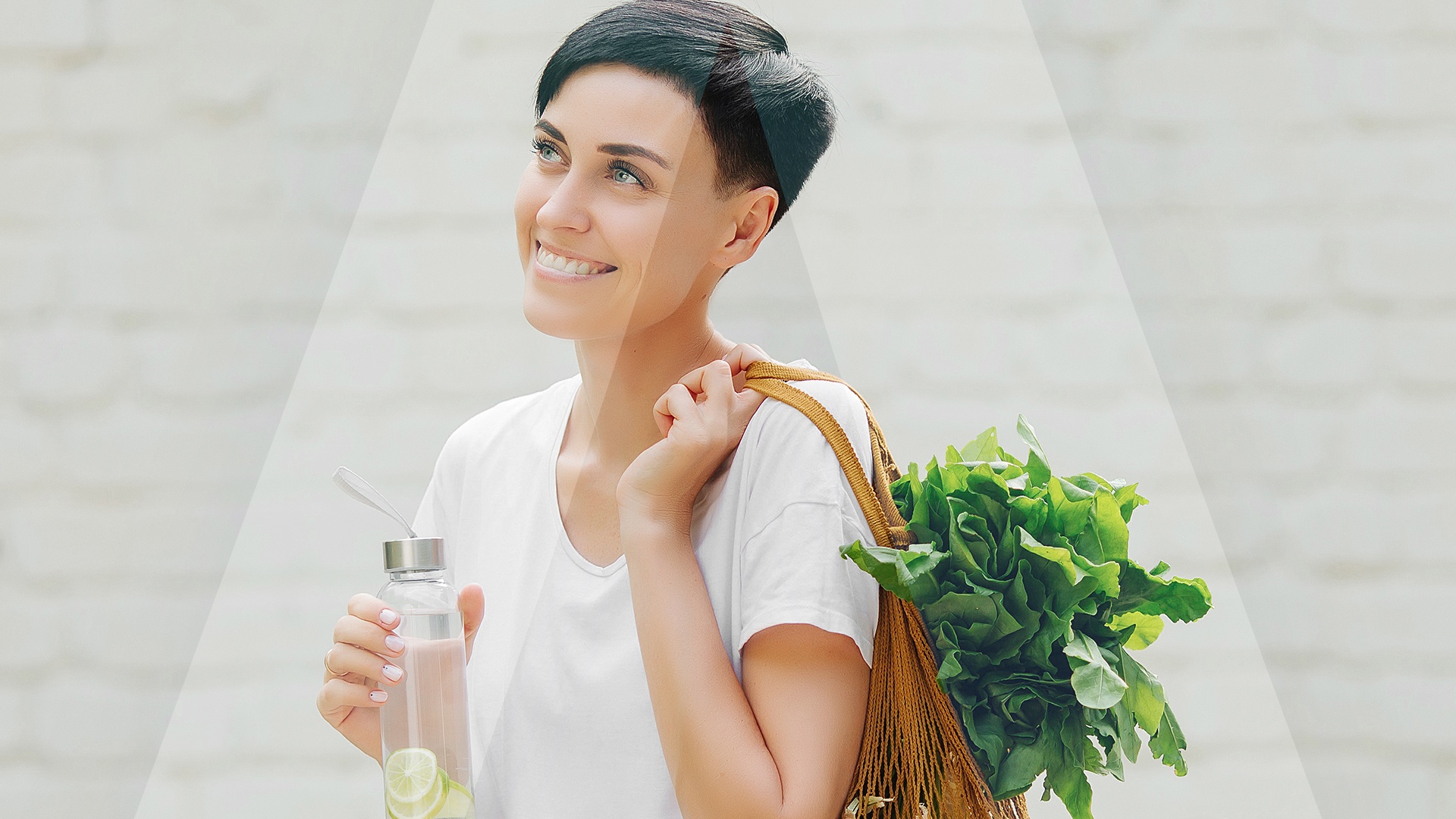 Kobieta z napojem i warzywami eko