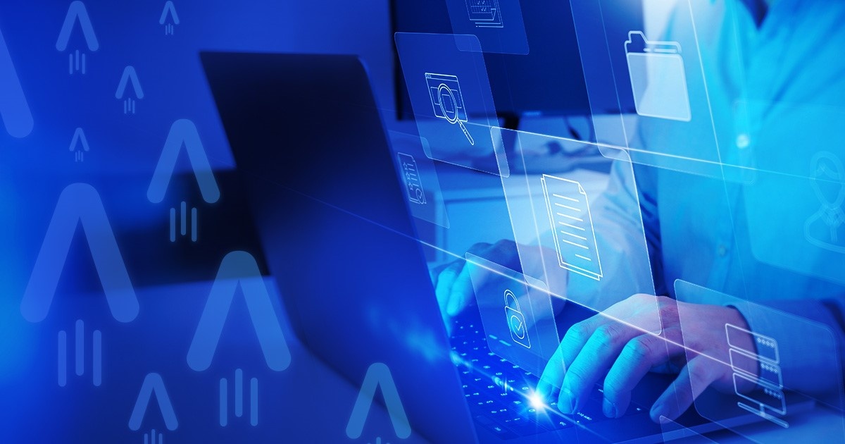 Abstrakcja osoba przy laptopie z logo Marcova