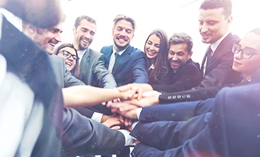 Ludzie trznymający się za ręce