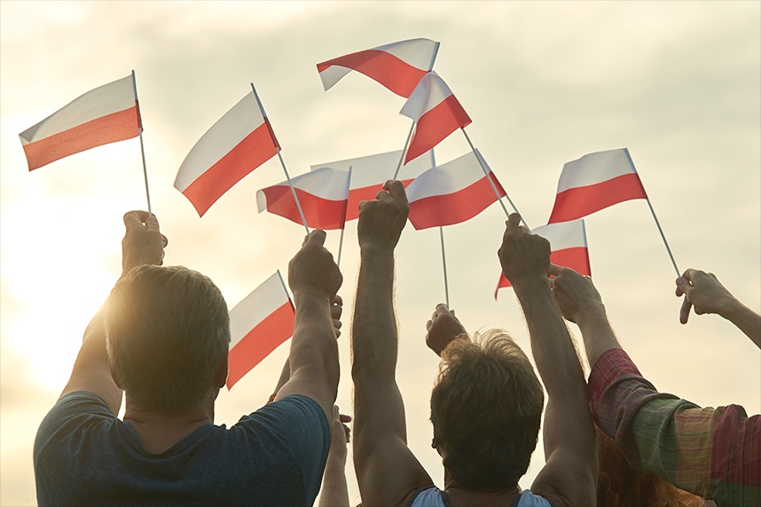 Ludzie z polskimi flagami