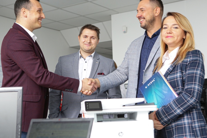 Pracownicy marcova przy drukarce