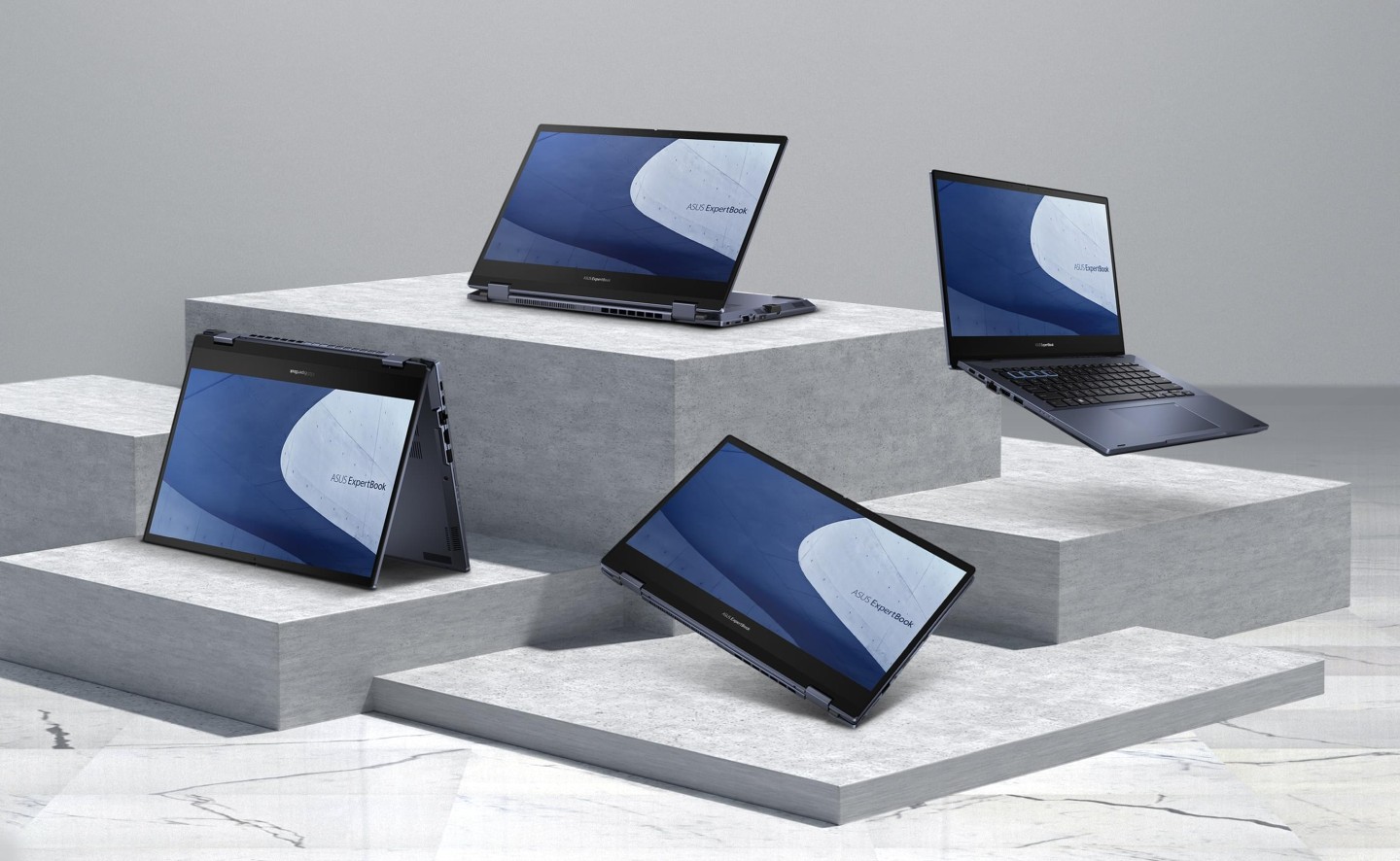 Cztery laptopy w róznych pozycjach